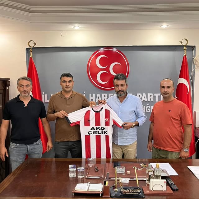 Elbistan Spor yönetiminden bir heyet, forma sponsoru AKG Çelik logolu 2026-27 forması ile birlikte MHP Elbistan teşkilatını ziyaret etti